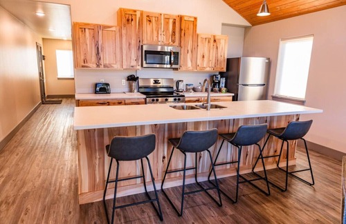 Homer Condo | Lakeshore Lodging Luxury Suites