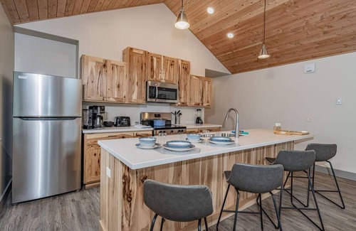 Homer Condo | Lakeshore Lodging Luxury Suites