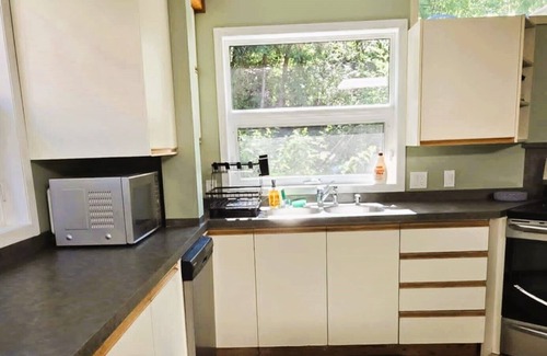 Central Okanagan Bed & Breakfast | Lakeshore Retreat offers aircon & heating, along with Wi-Fi, Netflix, and Prime.