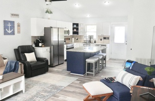 Lake Norman of Catawba Villa | Lakeside Family Cottage - Walk To Lake & Marina, Grill + Firestone, Private Deck! 20% OFF DISCOUNT!