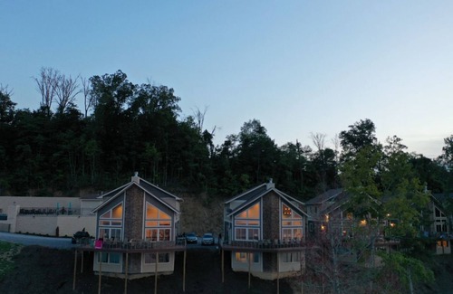 Newport House | Lakeside 7 Bedroom Villa, Fire Pit, Near Gatlinburg!