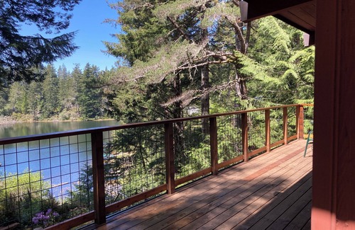 Florence Cabin | Lakeside cabin on the Central Oregon Coast
