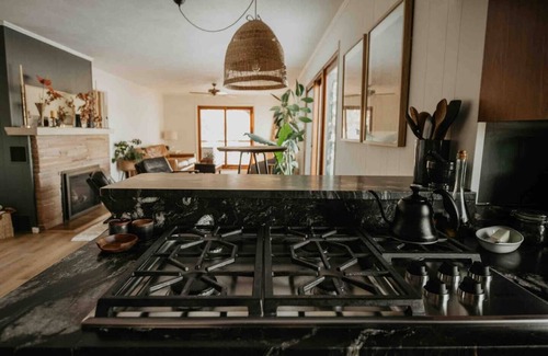 Roseville House | LAKESIDE CITY GETAWAY