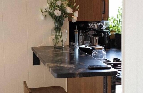 Roseville House | LAKESIDE CITY GETAWAY