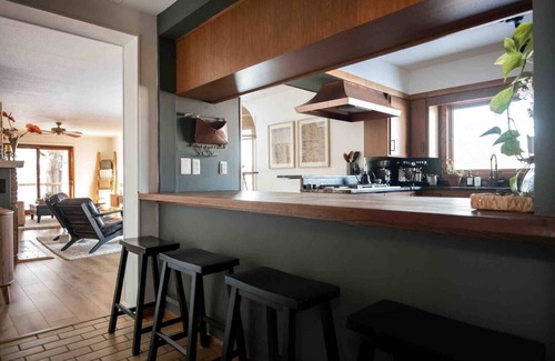 Roseville House | LAKESIDE CITY GETAWAY