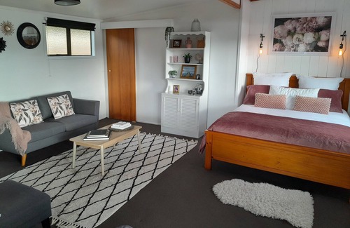 Rotoma Apartment | LAKESIDE COSY STUDIO