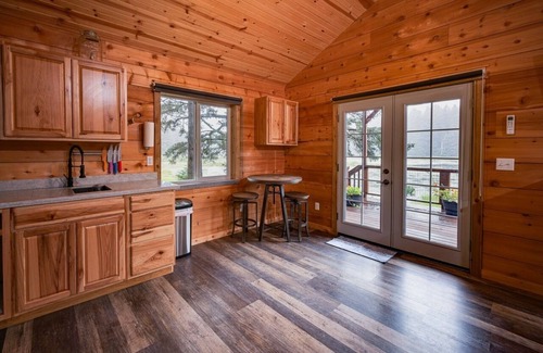 Chiniak Cottage | Lakeside Cottage: Serene Retreat at Friends by the Ocean