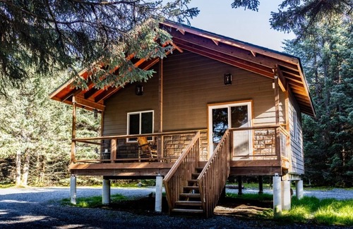 Chiniak Cottage | Lakeside Cottage: Serene Retreat at Friends by the Ocean