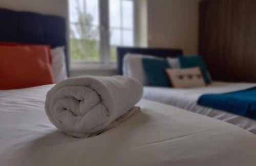 Eastleigh House | Lakeside-Dakota 3bed house 2bath parking M27 J5 Southampton Airport sleeps 6
