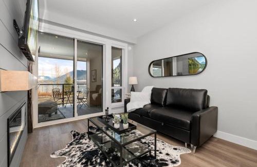 Harrison Hot Springs Apartment | Lakeside Escape at the Oasis