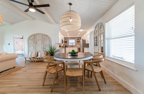 Mabank House | Lakeside Getaway - fire pit, paddle boards, canoes, ping pong