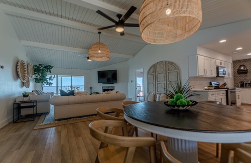 Mabank House | Lakeside Getaway - fire pit, paddle boards, canoes, ping pong