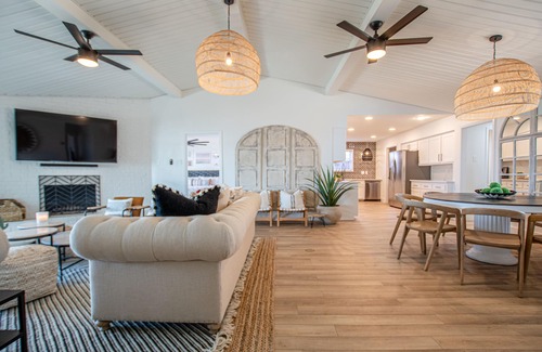 Mabank House | Lakeside Getaway - fire pit, paddle boards, canoes, ping pong