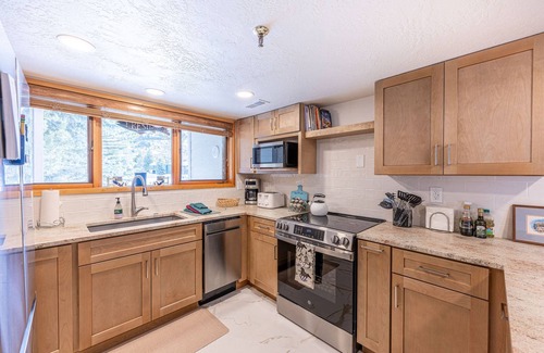 Deer Valley Condo | Lakeside in Deer Valley | 2 Mins to Skiing | Private Hot Tub | Quiet end Unit