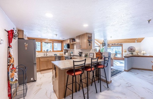Deer Valley Condo | Lakeside in Deer Valley | 2 Mins to Skiing | Private Hot Tub | Quiet end Unit
