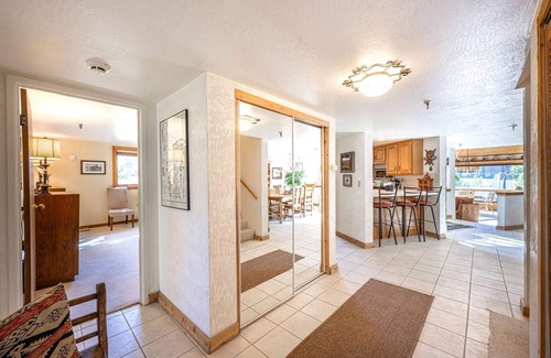 Deer Valley Condo | Lakeside in Deer Valley | 2 Mins to Skiing | Private Hot Tub | Quiet end Unit