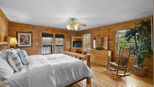 Sherrills Ford House | Lakeside Lodge by AvantStay Hot Tub Dock
