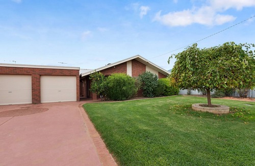 Yarrawonga House | Lakeside Landing waterfront property with Jetty.