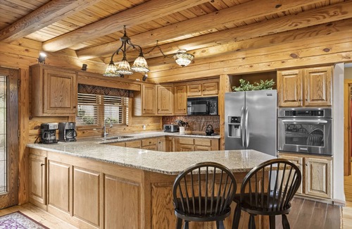 Sherrills Ford Cabin | Lakeside Lodge by AvantStay | Hot Tub + Dock