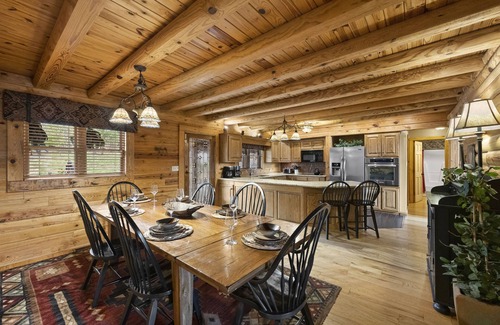 Sherrills Ford Cabin | Lakeside Lodge by AvantStay | Hot Tub + Dock
