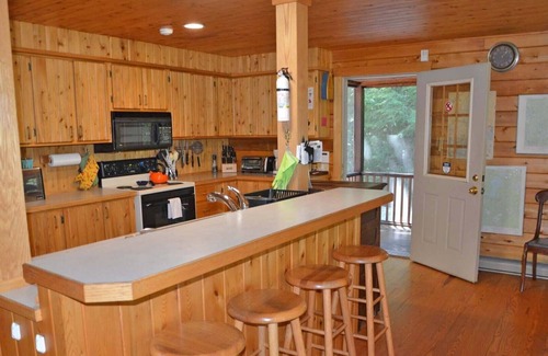 Sullivan Cabin | Lakeside Log Cabin - 4 Bedrooms. Sleeps 10.