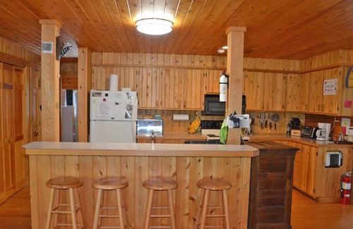 Sullivan Cabin | Lakeside Log Cabin - 4 Bedrooms. Sleeps 10.