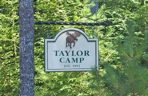 Sullivan Cabin | Lakeside Log Cabin - 4 Bedrooms. Sleeps 10.