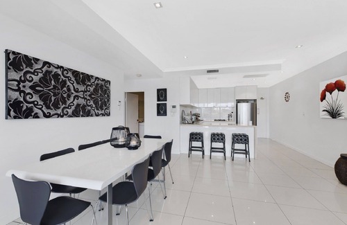 The Entrance Apartment | Lakeside Luxury - 2 Level Penthouse Apartment with Expansive Rooftop Terrace