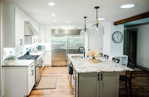 Caryville House | Lakeside Luxury: Spacious 6-Bdrm Lodge with Dock