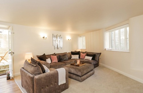 Inchbrook Cottage | LAKESIDE MILL COTTAGE, pet friendly, with a garden in Nailsworth