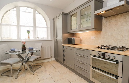 Inchbrook Cottage | LAKESIDE MILL COTTAGE, pet friendly, with a garden in Nailsworth