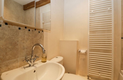 Inchbrook Cottage | LAKESIDE MILL COTTAGE, pet friendly, with a garden in Nailsworth