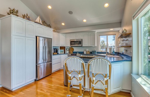 Lake Stevens House | Lakeside Oasis~ 3-level home ON the lake!