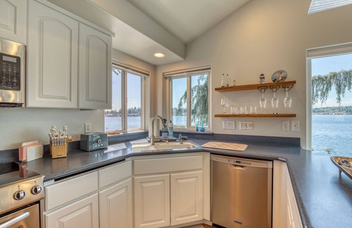 Lake Stevens House | Lakeside Oasis~ 3-level home ON the lake!