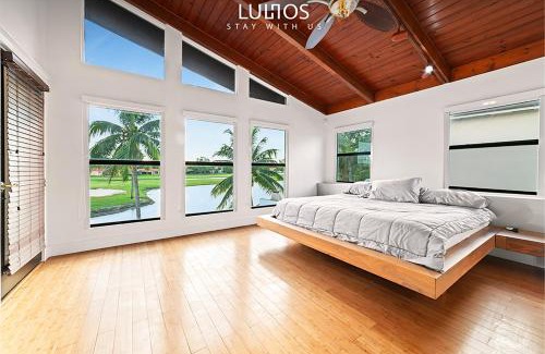 Country Club House | Lakeside Oasis Pool Sauna and Golf in Miami L40