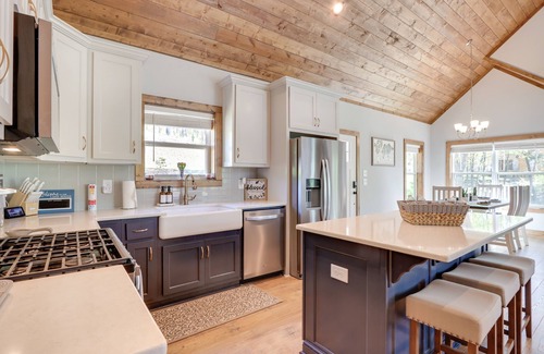 Ellijay Cottage | 'Lakeside Paradise' in Ellijay: Hot Tub, Fire Pit