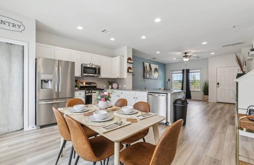 Pflugerville House | Lakeside Paradise - Pflugerville