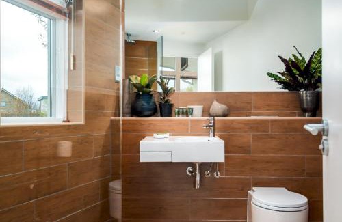 Cirencester House | Lakeside property with spa access on a nature reserve Reid Villa CW01