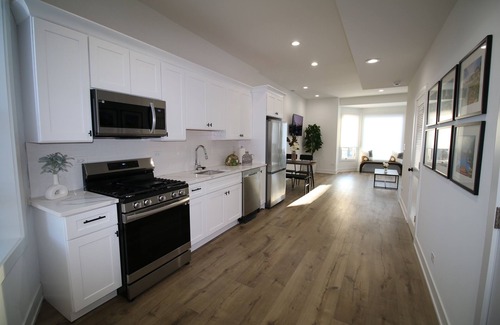 North Kenwood Condo | Lakeside Retreat: Charming Greystone Near Downtown