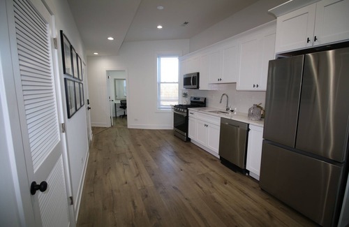 North Kenwood Condo | Lakeside Retreat: Charming Greystone Near Downtown