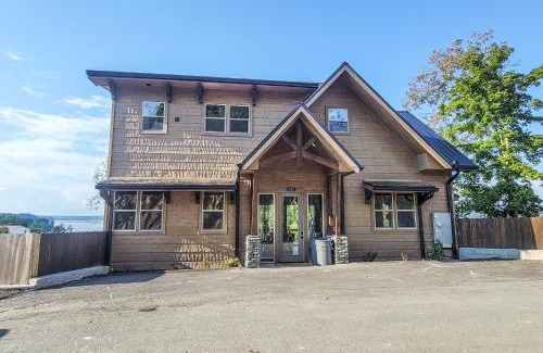 Sevierville House | Lakeside Serenity