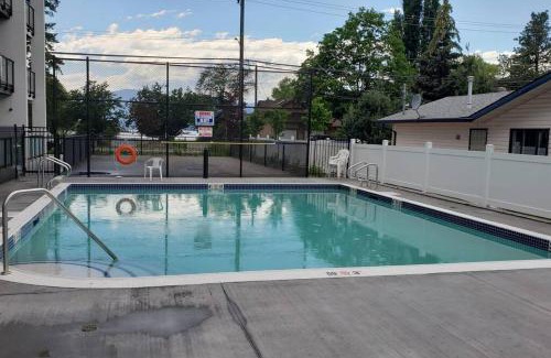 Vernon Apartment | Lakeside studio with pool