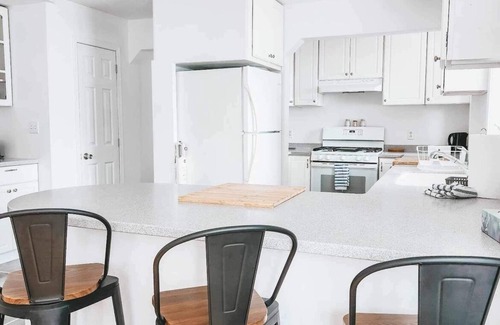 Alburg Cottage | Lakeside Sunrise Cottage with hot tub