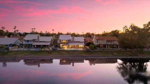 Arrowhead Ranch House | Lakeside Views The Clubhouse at Arrowhead Pool