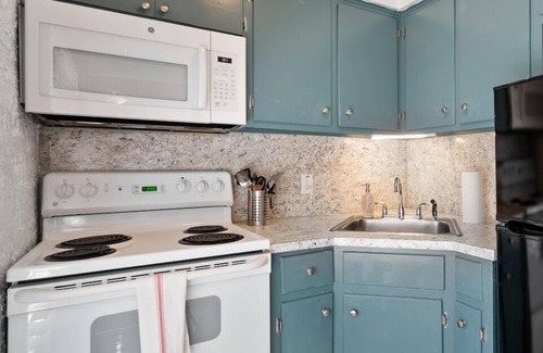 Volente Cabin | LakeTravis Bungalow 2