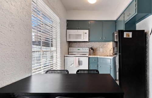 Volente Cabin | LakeTravis Bungalow 2