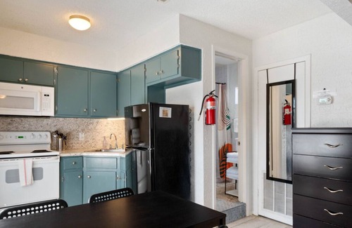 Volente Cabin | LakeTravis Bungalow 2