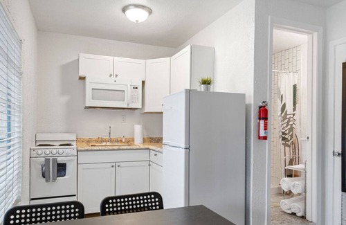 Volente Cabin | LakeTravis Bungalow 4