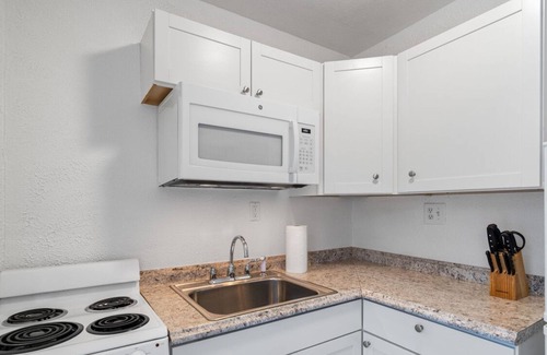 Volente Cabin | LakeTravis Bungalow 4