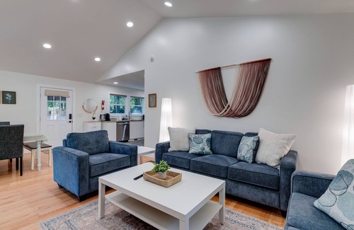 Dickson Cottage | Lakeview, 3-Bedroom Cottage, newly renovated